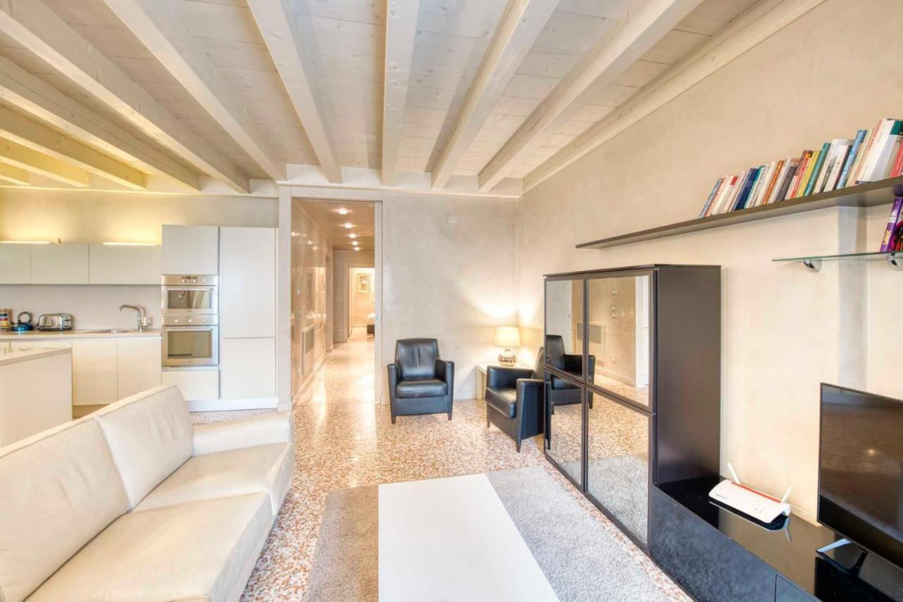 Apartmentsarena - Suite Mercatorum - Piazza Erbe 维罗纳 外观 照片
